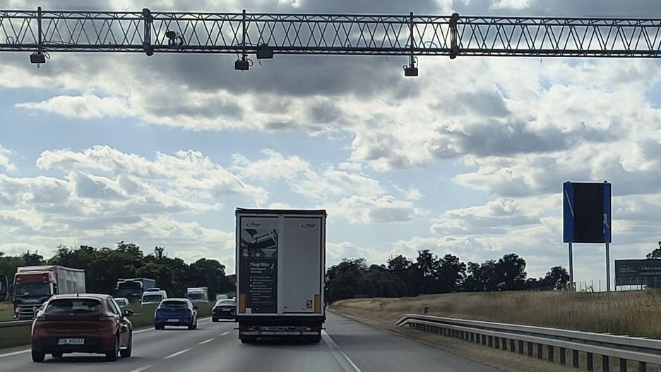 Oznakowanie (jeszcze zasłonięte) odcinkowego pomiaru prędkości na A4 pod Wrocławiem - na odcinku pomiędzy węzłami Pietrzykowice i Kąty Wrocławskie
