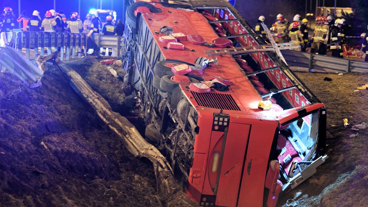 Wrak autokaru leżał w rowie