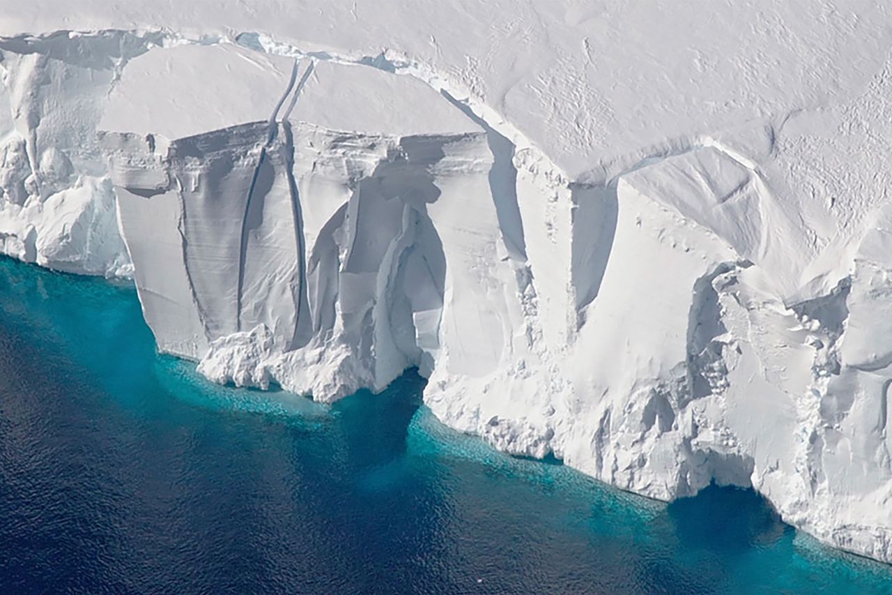 Od granic Antarktydy odrywają się wielkie fragmenty lodowców.