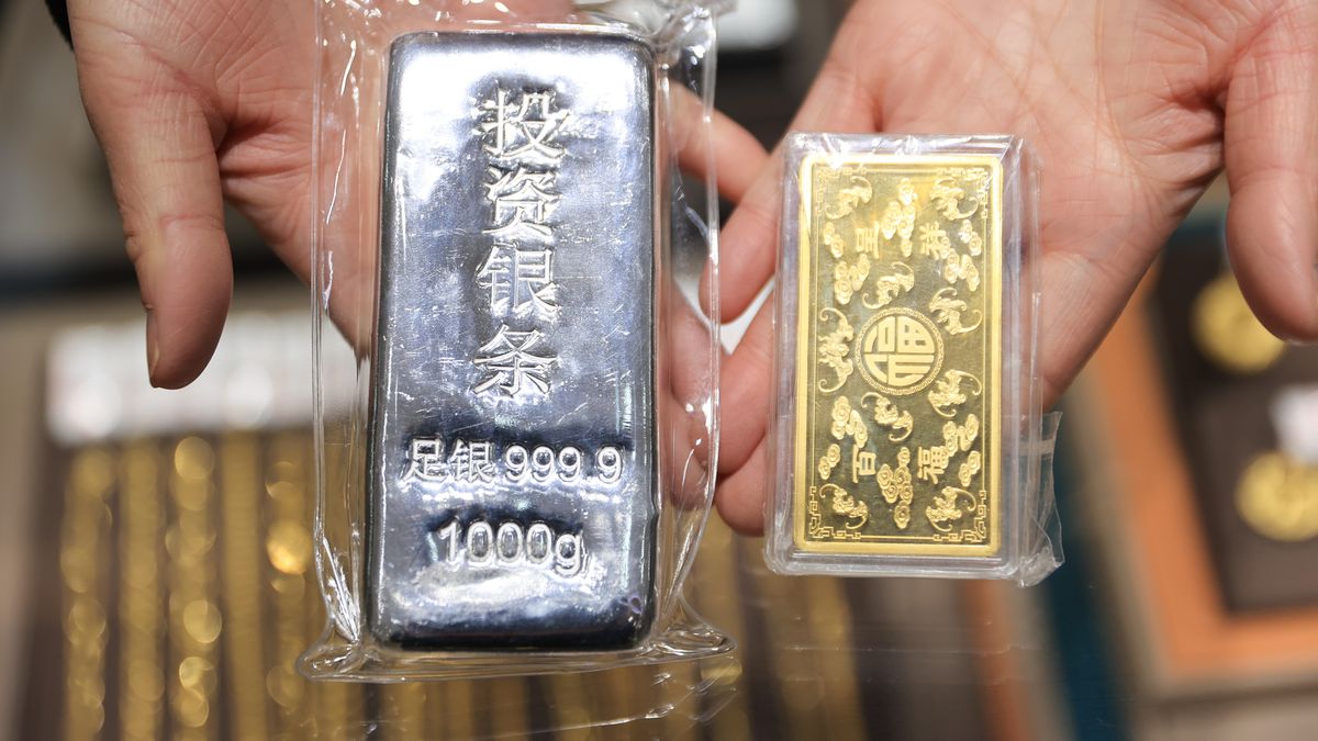 LIANYUNGANG, CHINA - JANUARY 31, 2026 - A staff member of a gold shop is displaying gold and silver bars in Lianyungang, Jiangsu Province, China on January 31, 2026. (Photo credit should read CFOTO/Future Publishing via Getty Images)