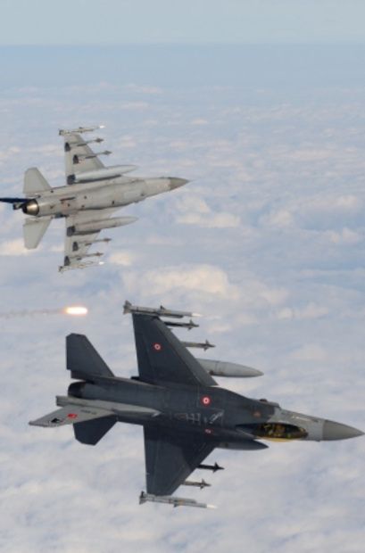 F-16 "twarzą w twarz". Spotkały się nad Morzem Śródziemnym