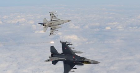 F-16 "twarzą w twarz". Spotkały się nad Morzem Śródziemnym