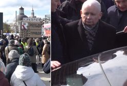 15. rocznica katastrofy smoleńskiej. Emocje przed pomnikiem. Mina Kaczyńskiego mówi wiele