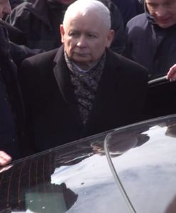 15. rocznica katastrofy smoleńskiej. Emocje przed pomnikiem. Mina Kaczyńskiego mówi wiele