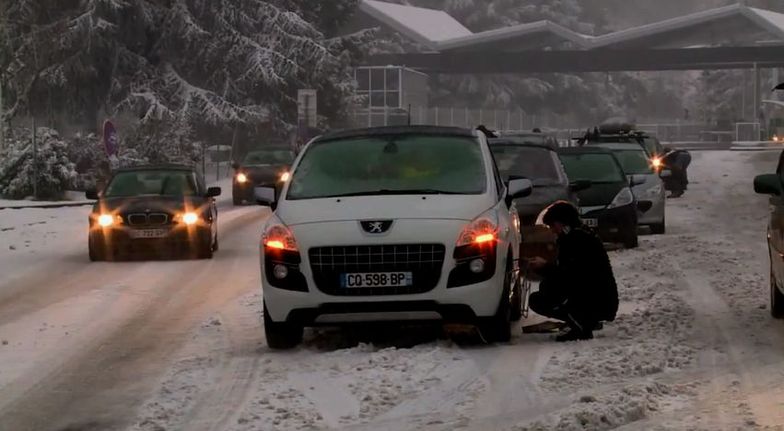 Atak zimy w Europie. Tysiące kierowców ugrzęzło w zaspach
