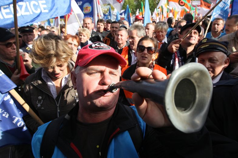 Pikieta przed siedzibą PKP. Czego chcą związkowcy?