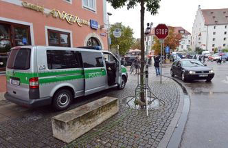 Niemcy: uzbrojony napastnik przetrzymuje zakładników