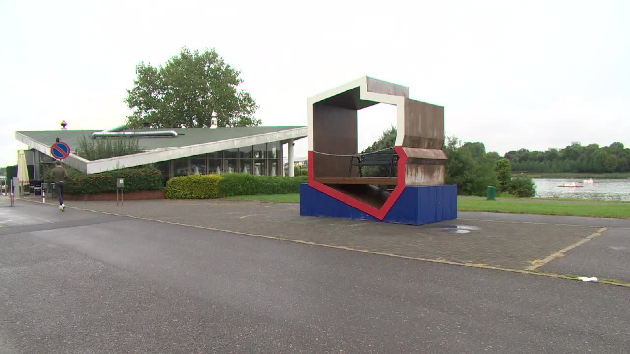 “Patriotyczna ławka” kosztowała 100 tysięcy złotych, deszczu nie przetrwała