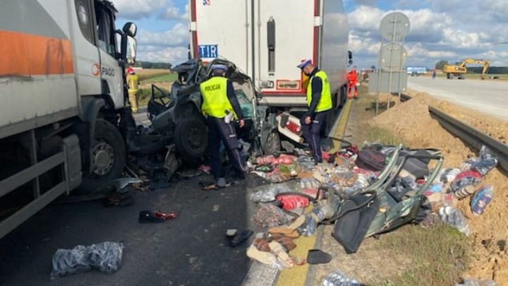 Wypadek pod Piotrkowem Trybunalskim. Osobówka zmiażdżona przez tiry (Fot.: policja.gov.pl)