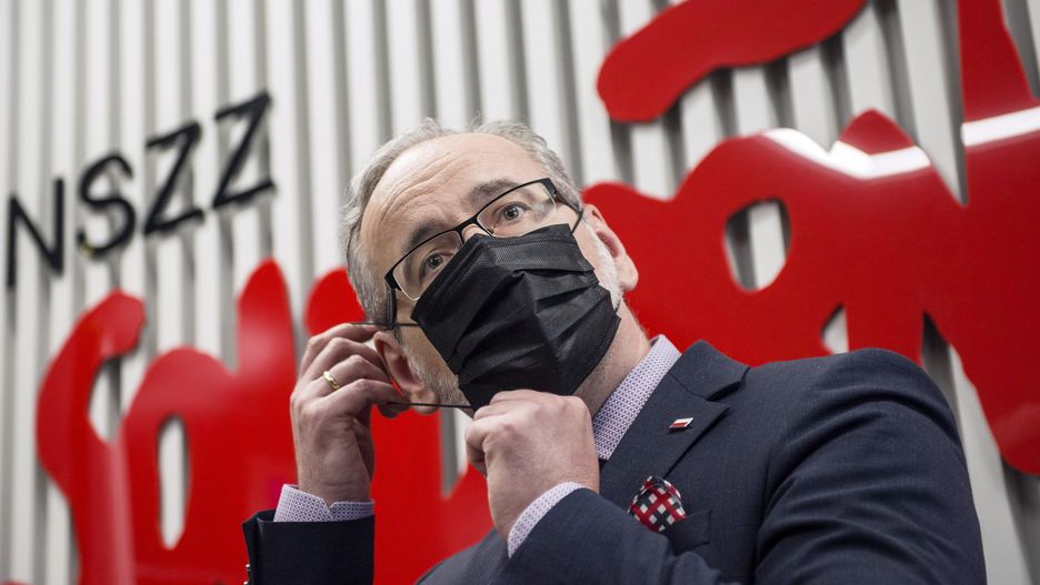 WARSAW, MASOVIA, POLAND - 2021/06/29: Minister of Health, Adam Niedzielski puts on a protective mask after his press conference in Warsaw.Press conference of the Minister of Health, Adam Niedzielski, and Maria Ochman - the chairwoman of the National Secretariat for Healthcare of the Independent Self-Governing Trade Union "Solidarity" (KK NSZZ "Solidarnosc"). (Photo by Attila Husejnow/SOPA Images/LightRocket via Getty Images)