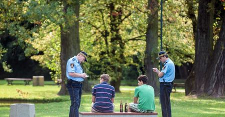 Picie pod chmurką. Mandat już za usiłowanie spożycia