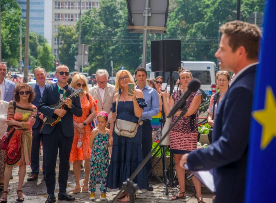 Warszawa. Tablica poświęcona Wojciechowi Młynarskiemu zawisła na budynku przy ulicy Lwowskiej, w którym mieszkał. Poetę. twórcę piosenek i piosenkarza wspominali rodzina i przyjaciele