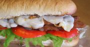 Kanapka na białym pieczywie z pieczonym kurczakiem, sałatą i pomidorem (Subway)