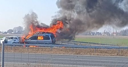 Zderzenie pojazdów i pożar dwóch samochodów. Utrudnienia na S17