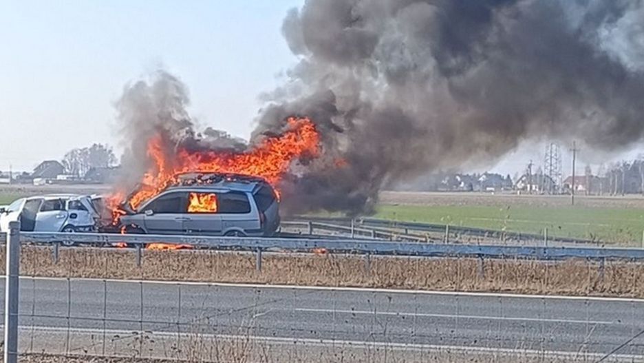 Zderzenie pojazdów i pożar dwóch samochodów.
