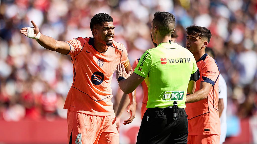 Getty Images / Jesus Ruiz/Quality Sport Images / Na zdjęciu: piłkarze FC Barcelony podczas dyskusji z sędzią