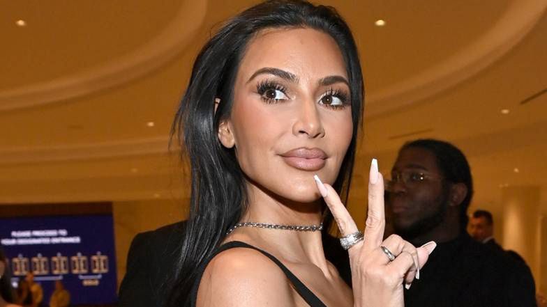 Kim Kardashian WDZIĘCZY się do zdjęć w PRZEZROCZYSTYCH koronkach i prezentuje szeroki wachlarz min. Robi wrażenie? (FOTO)