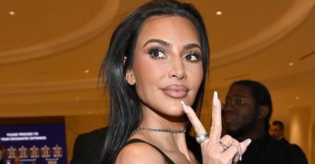 Kim Kardashian WDZIĘCZY się do zdjęć w PRZEZROCZYSTYCH koronkach i prezentuje szeroki wachlarz min. Robi wrażenie? (FOTO)