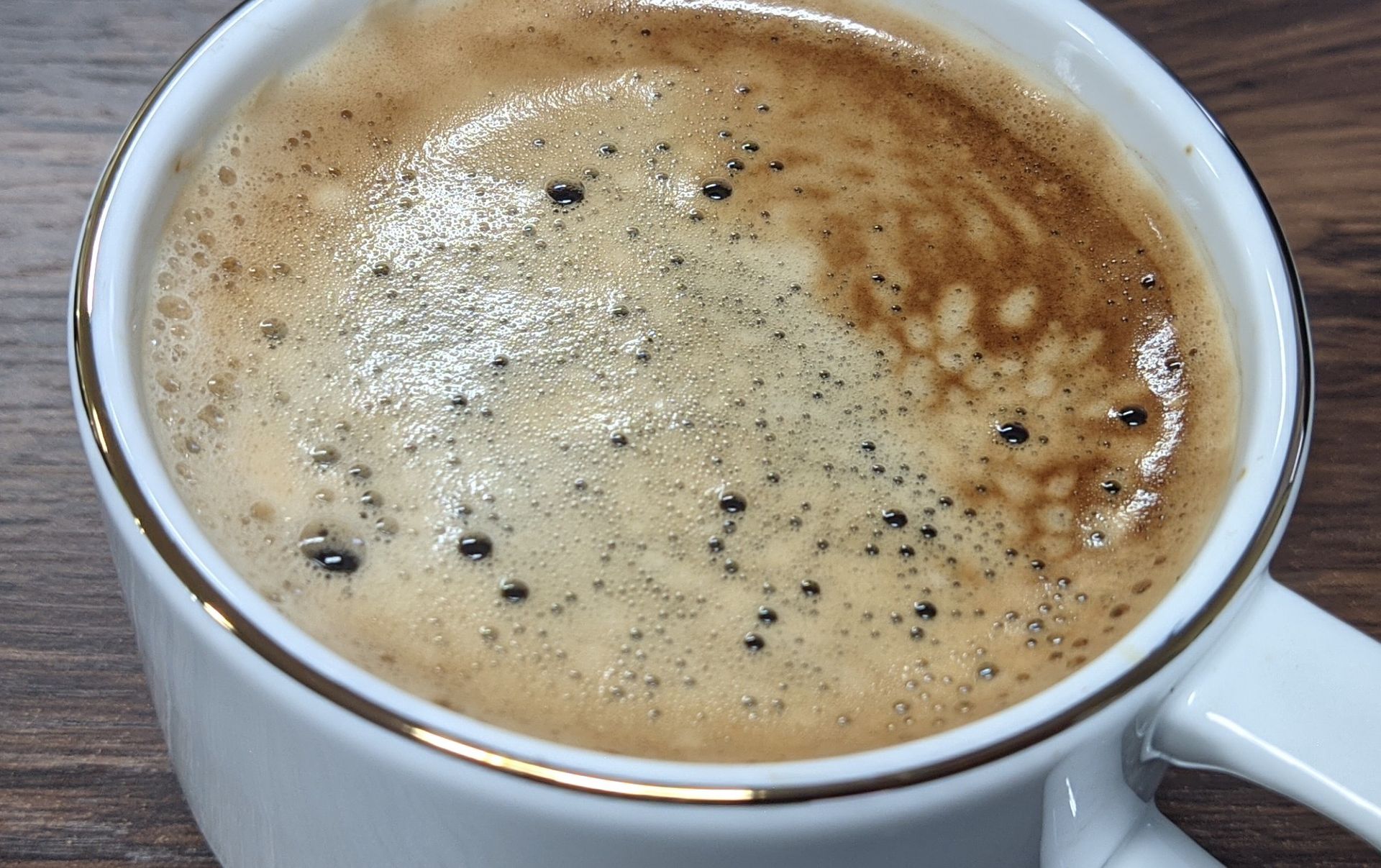 Wielu Polaków dolewa do kawy zamiast zwykłego mleka. Jeden z najgorszych wyborów