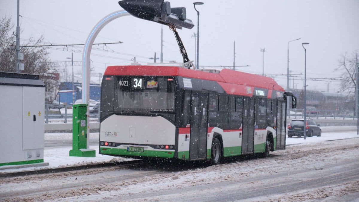 Autobus elektryczny wpięty do ładowarki na Dworcu Lublin