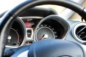 Tyle handlarz zarobi na cofniętym liczniku. Mamy dane