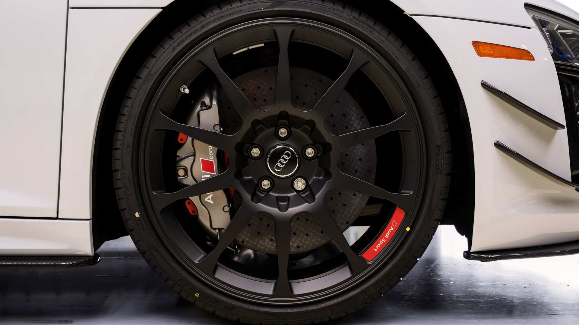 Obręcze kół zapożyczono z wyścigowego modelu GT4