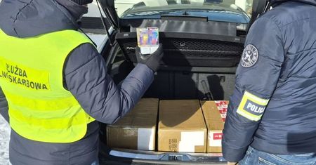 Nielegalne e-papierosy i prawie 50 litrów olejków. Policja zatrzymała 41-letniego mieszkańca powiatu lubelskiego