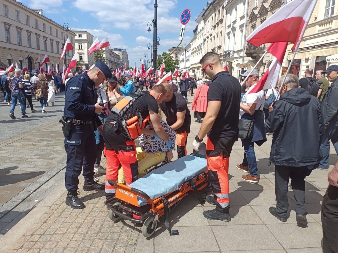 Zasłabła podczas marszu. Kobieta uderzyła się w głowę