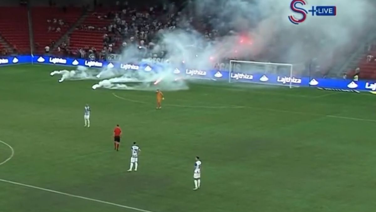 race na boisku uniemożliwiające rozpoczęcie meczu FK Tirana - Besiktas Stambuł