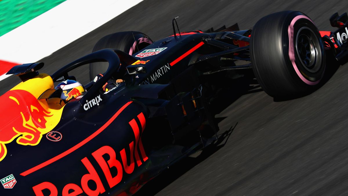Materiały prasowe / Aston Martin Red Bull Racing / Na zdjęciu: Daniel Ricciardo za sterami RB14 podczas testów w Barcelonie