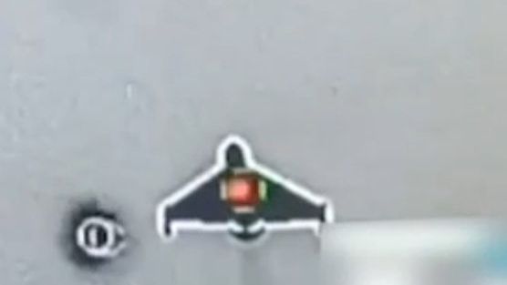 Irański dron Shahed tuż przed trafieniem przez pocisk APKWS wystrzelony z systemu VAMPIRE.