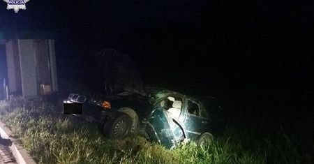 BMW wypadło z drogi i koziołkowało. Jedna osoba nie żyje