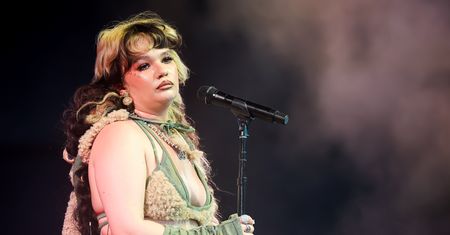 Cisza, która leczy. Lola Young o czasie poza sceną