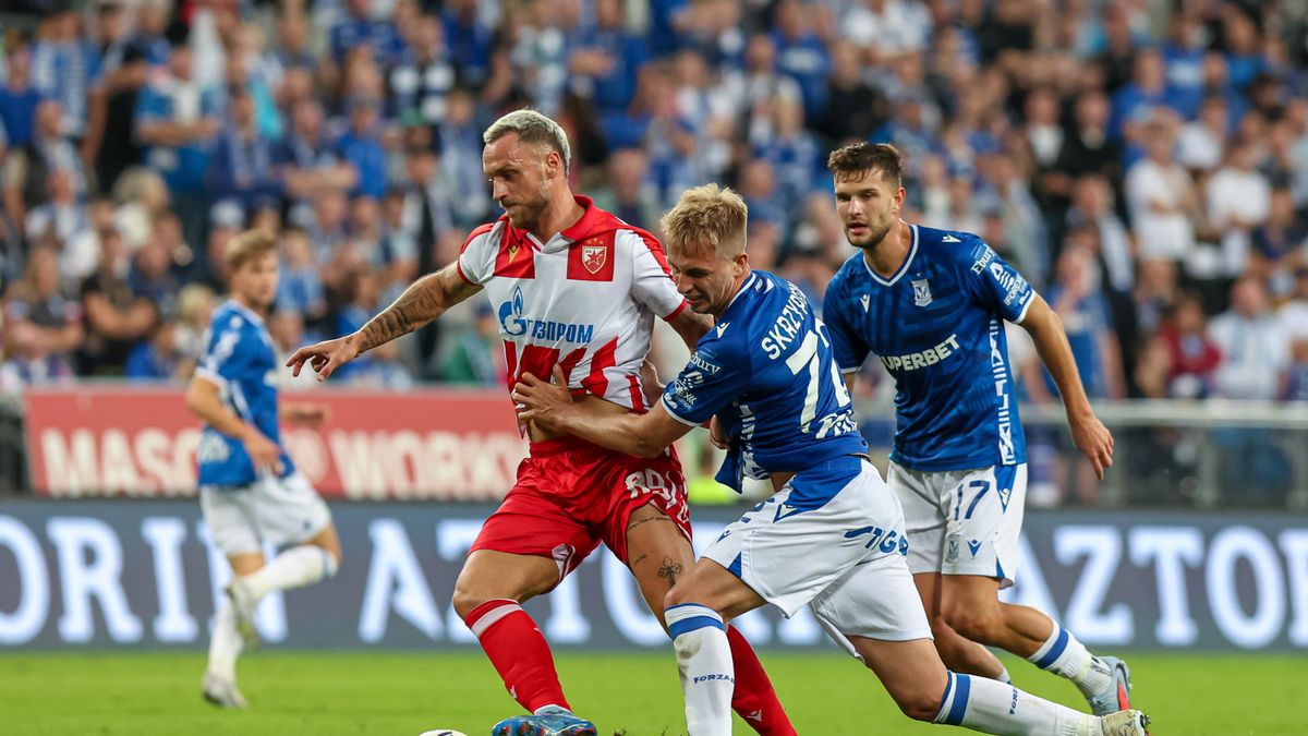 PAP / Paweł Jaskółka / Na zdjęciu: Mateusz Skrzypczak walczy o piłkę z Marko Arnautoviciem