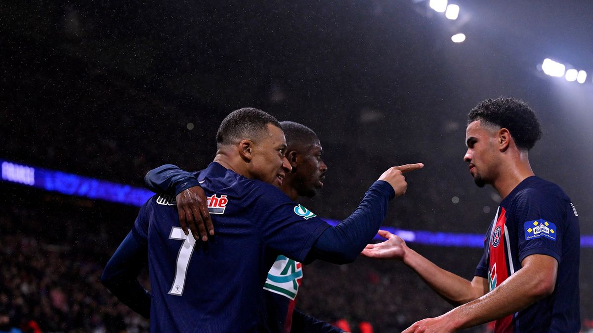 Getty Images / Aurelien Meunier / Na zdjęciu: Kylian Mbappe odchodzi z PSG, a jednym z nowych liderów ma być Warren Zaire-Emery (z prawej)