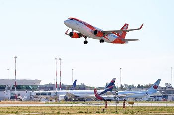 Awaryjne lądowanie. Pasażer korzystał z powerbanka w bagażu