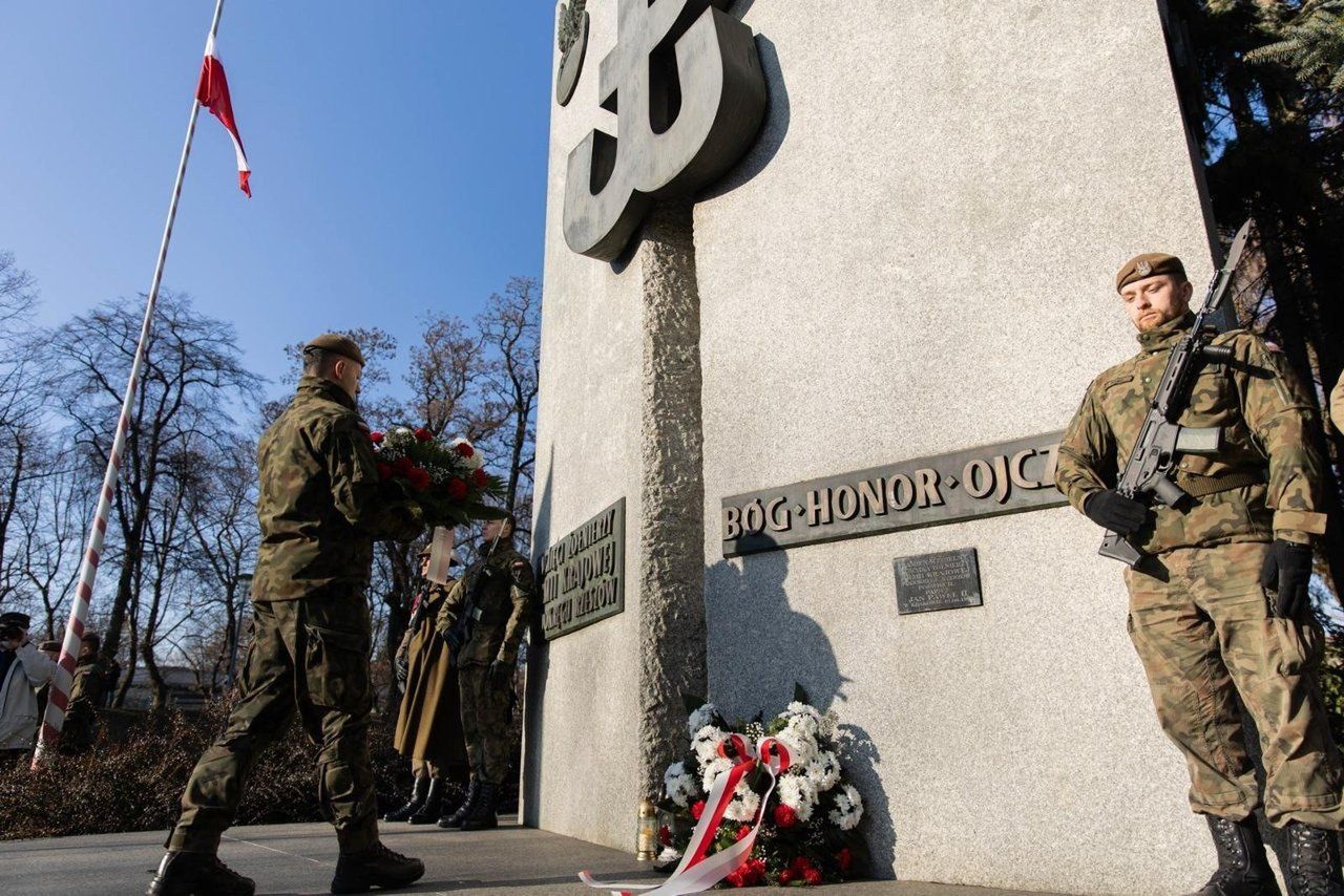 Obchodu pod pomnikiem rozpoczną się o godz. 16.40 wystawieniem posterunku honorowego