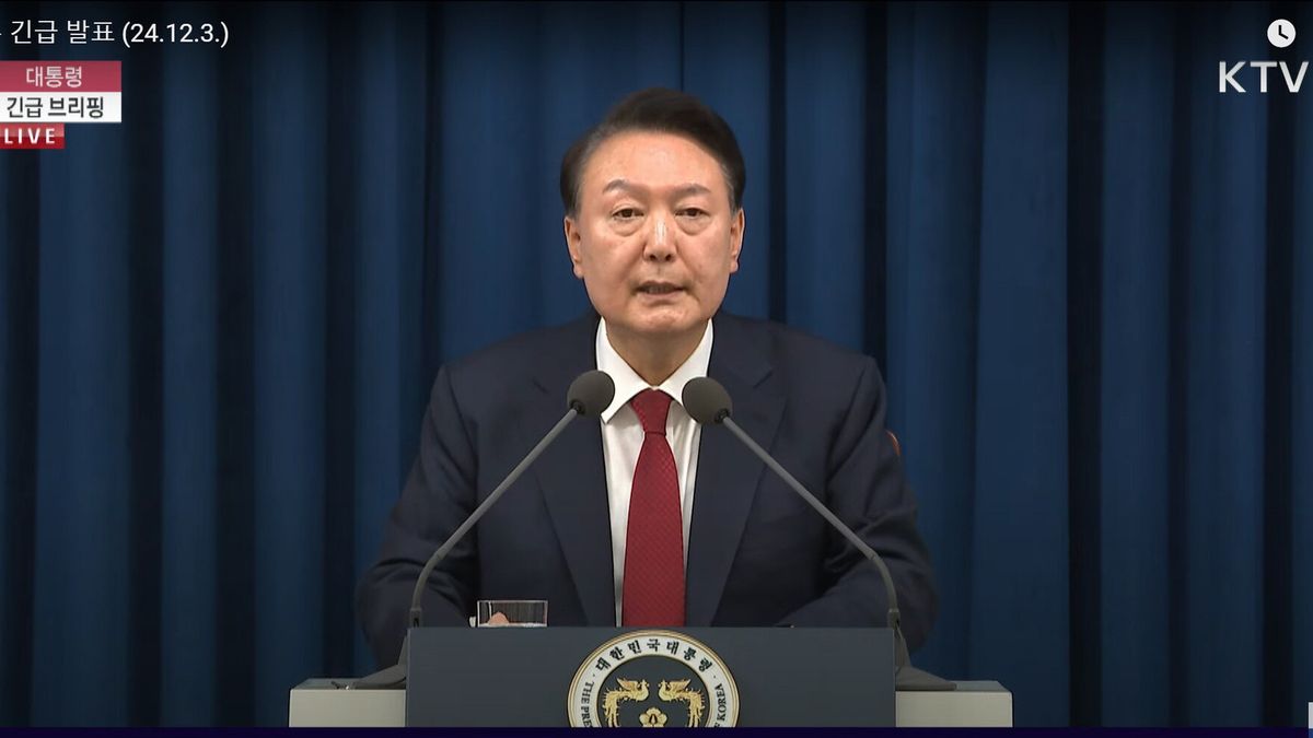 A handout screengrab made available by KTV shows South Korean President Yoon Suk Yeol declaring martial law in a televised emergency address delivered from the presidential office in Seoul, South Korea, 03 December 2024. The head of state addressed the nation citing the need to root out pro-North Korean forces and uphold the constitutional order. EPA/KTV HANDOUT SOUTH KOREA OUT - BEST QUALITY AVAILABLEHANDOUT EDITORIAL USE ONLY/NO SALES Dostawca: PAP/EPA.
