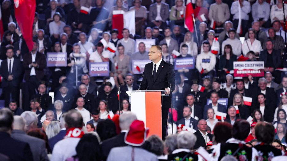 Łódź, 27.04.2025. Wybory Prezydenta RP 2025 - kampania. Prezydent Andrzej Duda (C) na konwencji wyborczej kandydata Komitetu Obywatelskiego w zbliżających się wyborach na fotel prezydenta RP, popieranego przez Prawo i Sprawiedliwość, prezesa Instytutu Pamięci Narodowej Karola Nawrockiego w Hali EXPO w Łodzi, 27 bm. (ad) PAP/Marian Zubrzycki