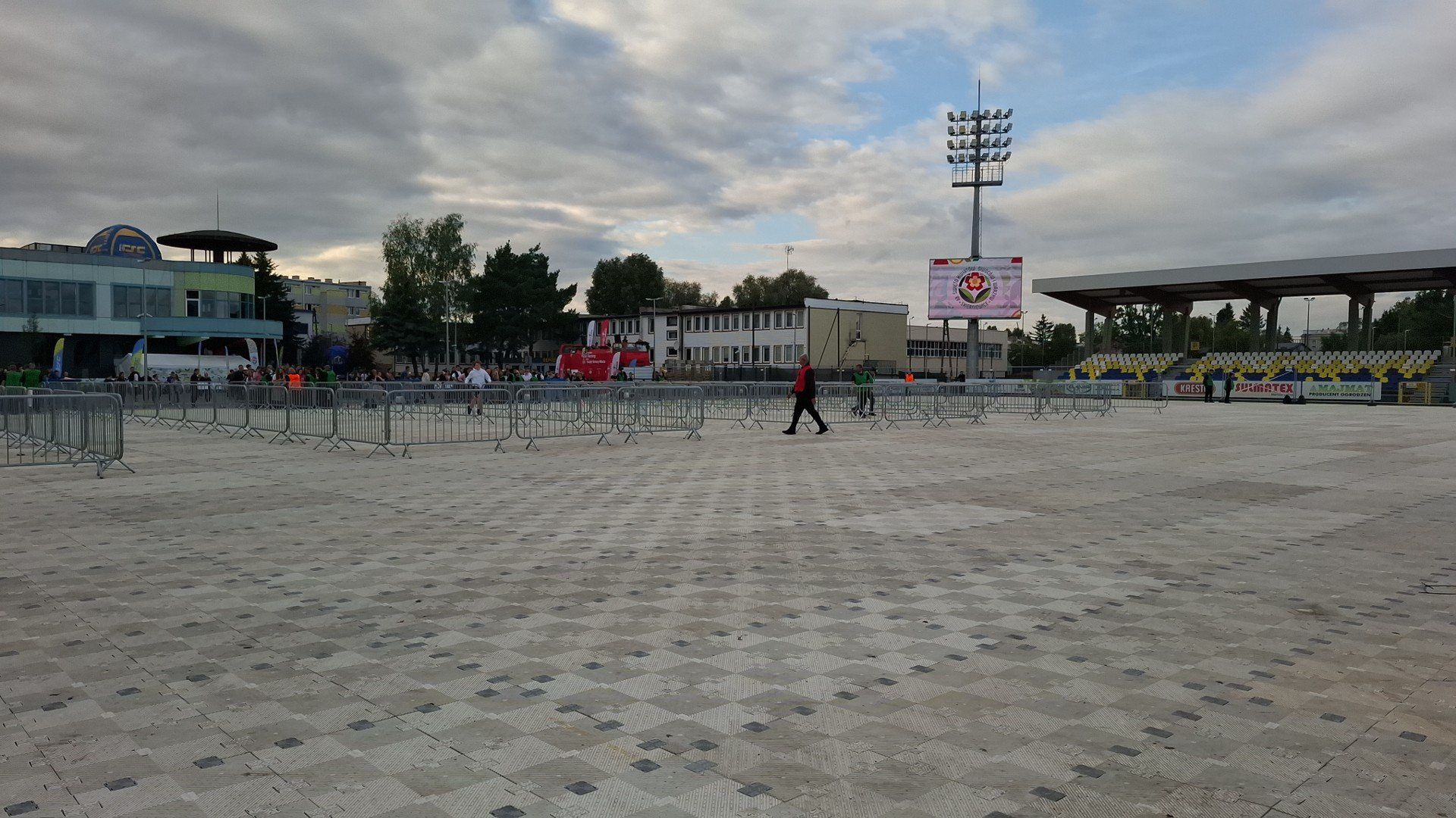 Otworzono scenę koncertową Święta Kwiatów, Owoców i Warzyw. Młodzież wbiegła na stadion!