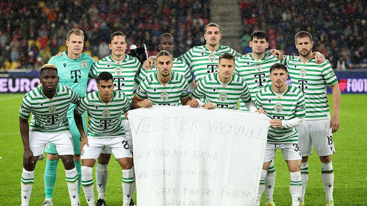 Getty Images / Adam Pretty / Na zdjęciu: piłkarze Ferencvarosi z transparentem dla kibiców