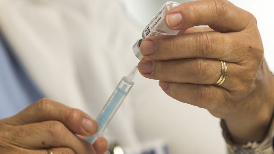 MADRID, SPAIN - 2021/04/09: A nurse prepares to administer a dose of AstraZeneca vaccine to a patient, at the WiZink vaccination center. (Photo by Luis Soto/SOPA Images/LightRocket via Getty Images)