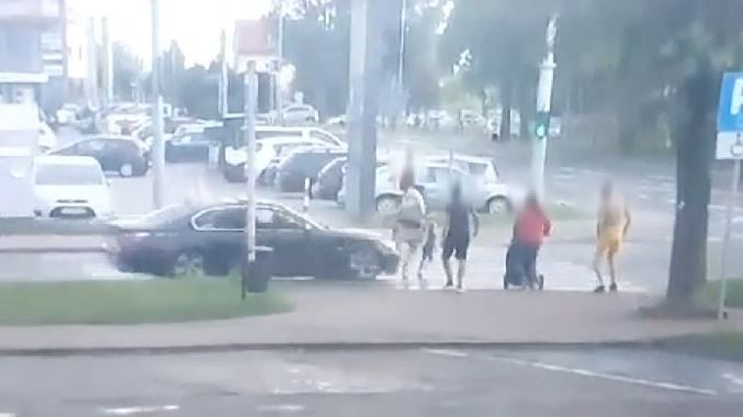 Potrącił kobietę z dzieckiem na przejściu dla pieszych [Film]