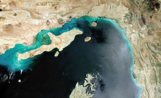 Iran i Oman tworzą zasady żeglugi przez Ormuz. Pierwsze statki obrały nowy kurs
