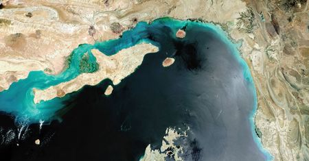 Iran i Oman tworzą zasady żeglugi przez Ormuz. Pierwsze statki obrały nowy kurs