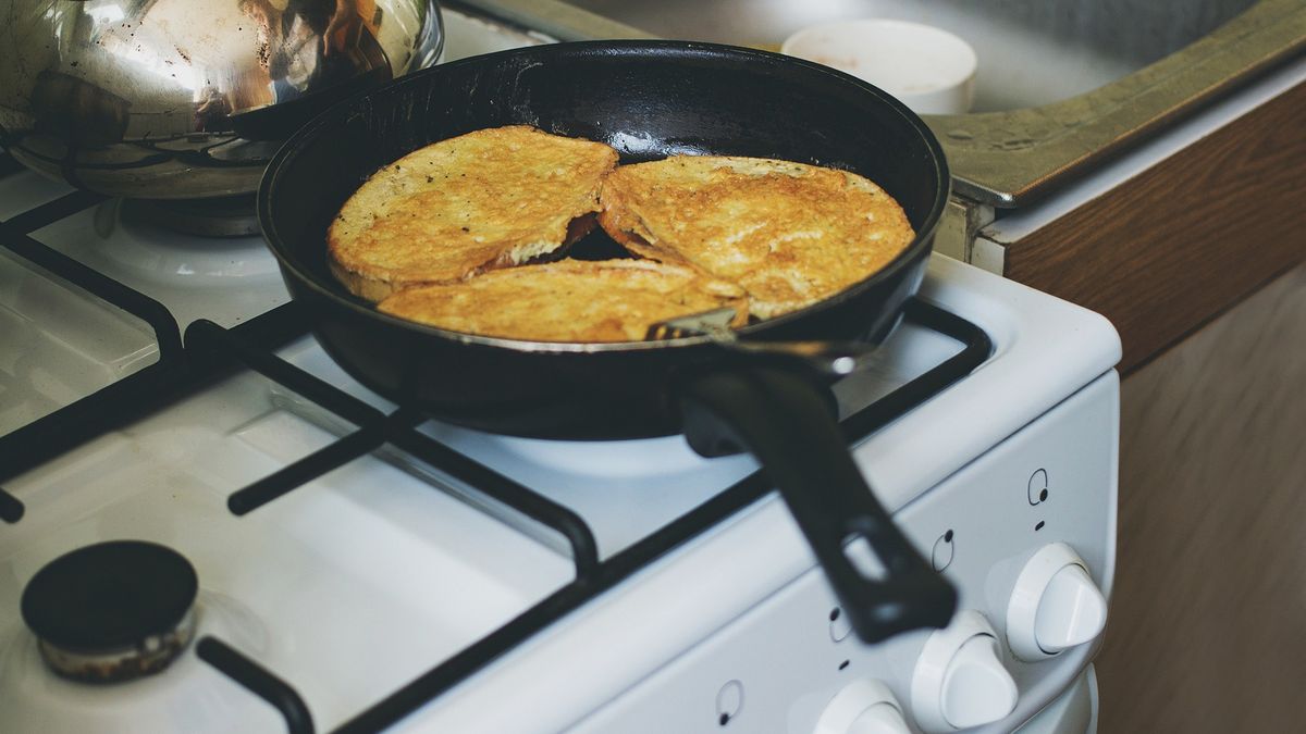 Kultowe grzanki w jajku to świetny pomysł na syte śniadanie lub szybką przekąskę