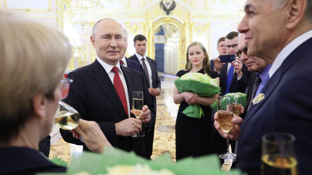 Russian President Vladimir Putin (C) toasts guests of a ceremony to present the Russian Hero of Labour gold medals and national awards in the fields of science and technology, literature and art, humanitarian efforts, charity and human rights advocacy for the previous year on Russia Day at the Moscow Kremlin, in Moscow, Russia, 12 June 2023. The public holiday is celebrated annually on June 12, the day the Declaration of State Sovereignty of the Russian Soviet Federative Socialist Republic (RSFSR) was adopted on June 12, 1990. EPA/GAVRIIL GRIGOROV/KREMLIN / POOL MANDATORY CREDIT Dostawca: PAP/EPA.