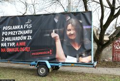 Joanna Lichocka złożyła akt oskarżenia. Chodzi o plakaty z jej "słynnym gestem"