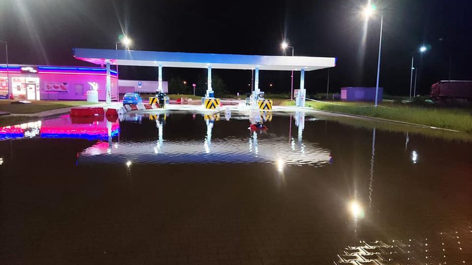 zalana stacja paliw burza burze