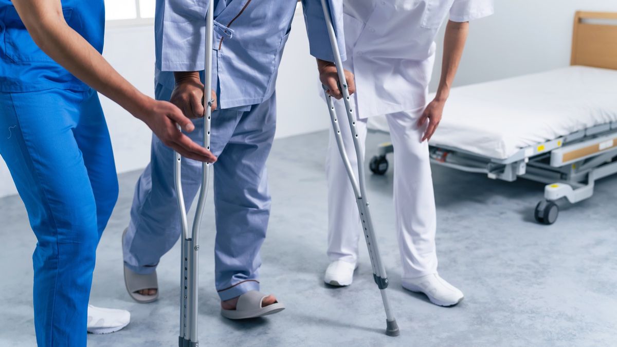 Mężczyzna od nowa uczy się chodzić.